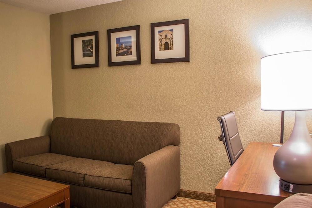 Comfort Suites Near Seaworld San Antonio Exterior photo