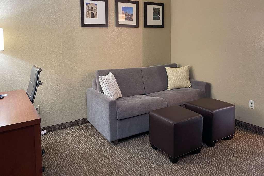 Comfort Suites Near Seaworld San Antonio Room photo